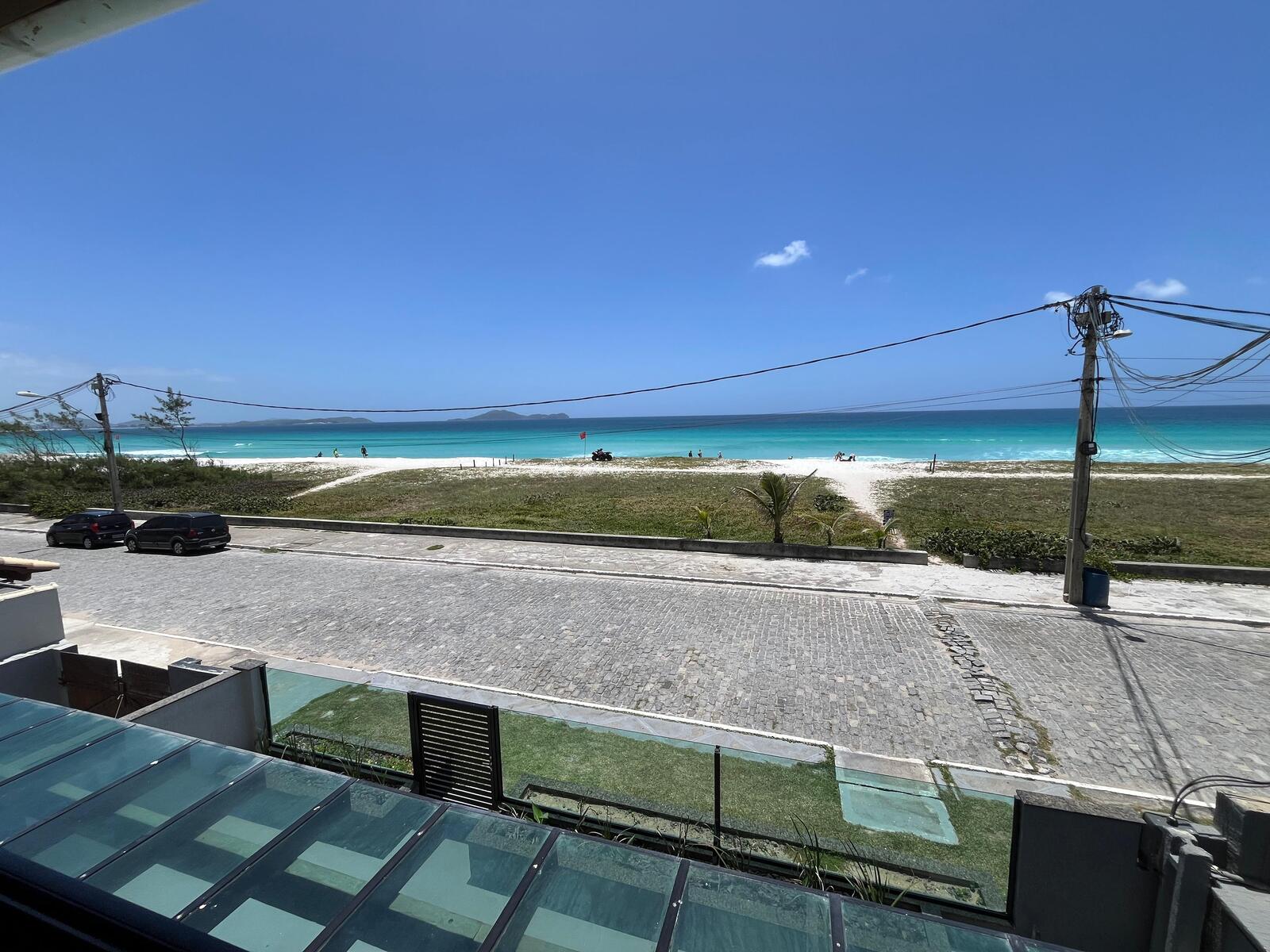 O mar em frente aos Éolos Lofts