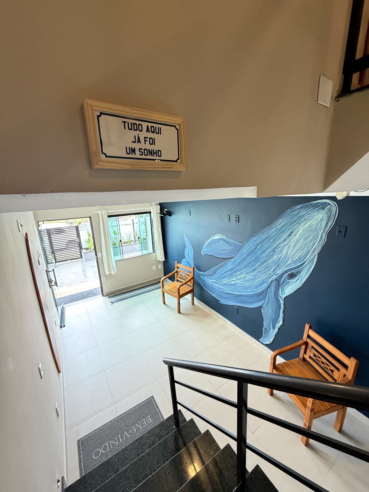 Entrada dos Éolos Lofts com placa e tapete de boas-vindas
