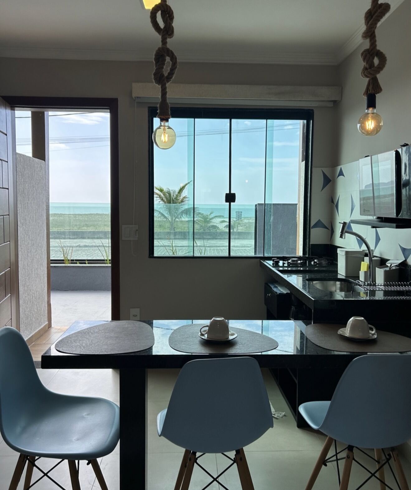 Cozinha com vista para o mar